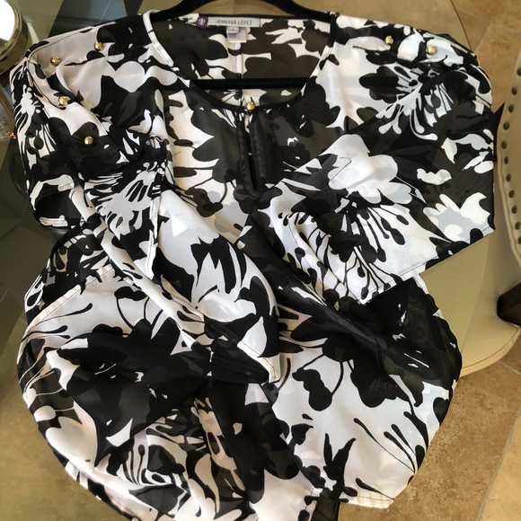Jennifer Lopez black and white floral top - Picture 5 of 5